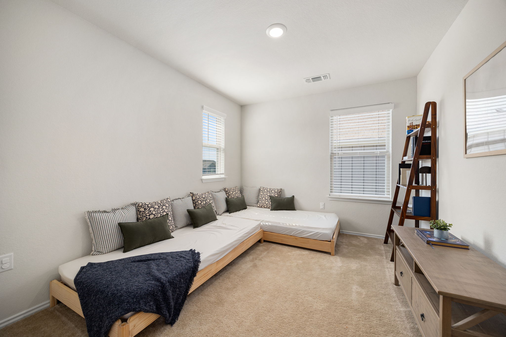 6808 Ellsworth Walk Austin, TX 78724 - Photo 24 of 40 a living room with furniture and a flat screen tv