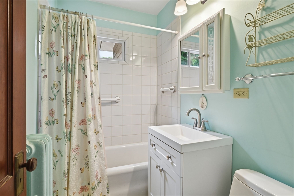 54 Thorndyke Street Springfield, MA 01118 - Photo 29 of 35