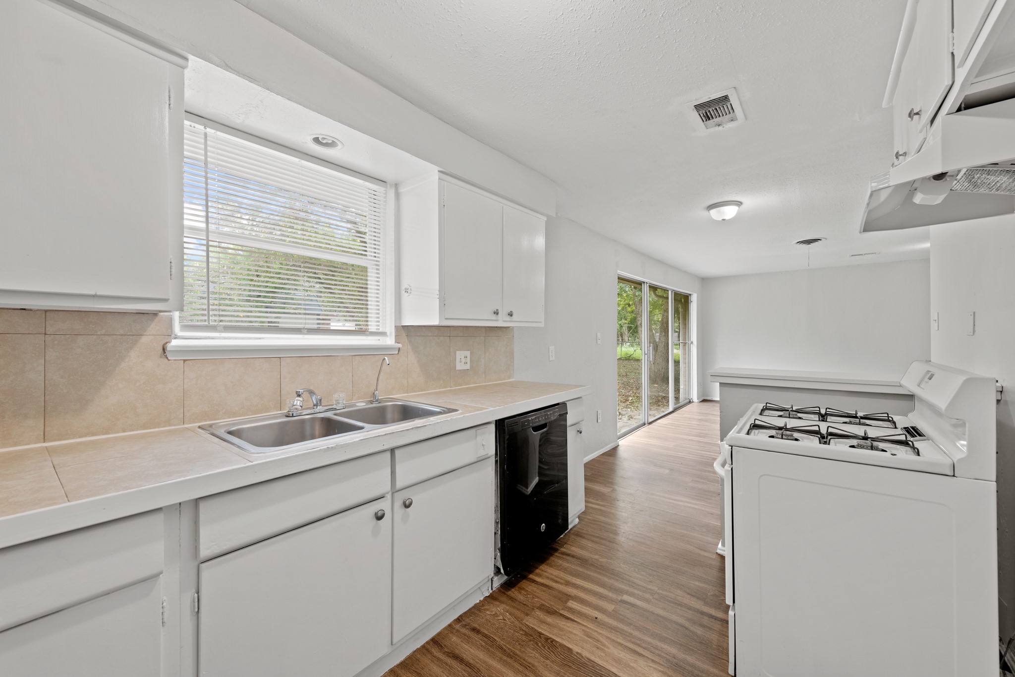 408 Grantham Road Baytown, TX 77521 - Photo 6 of 14