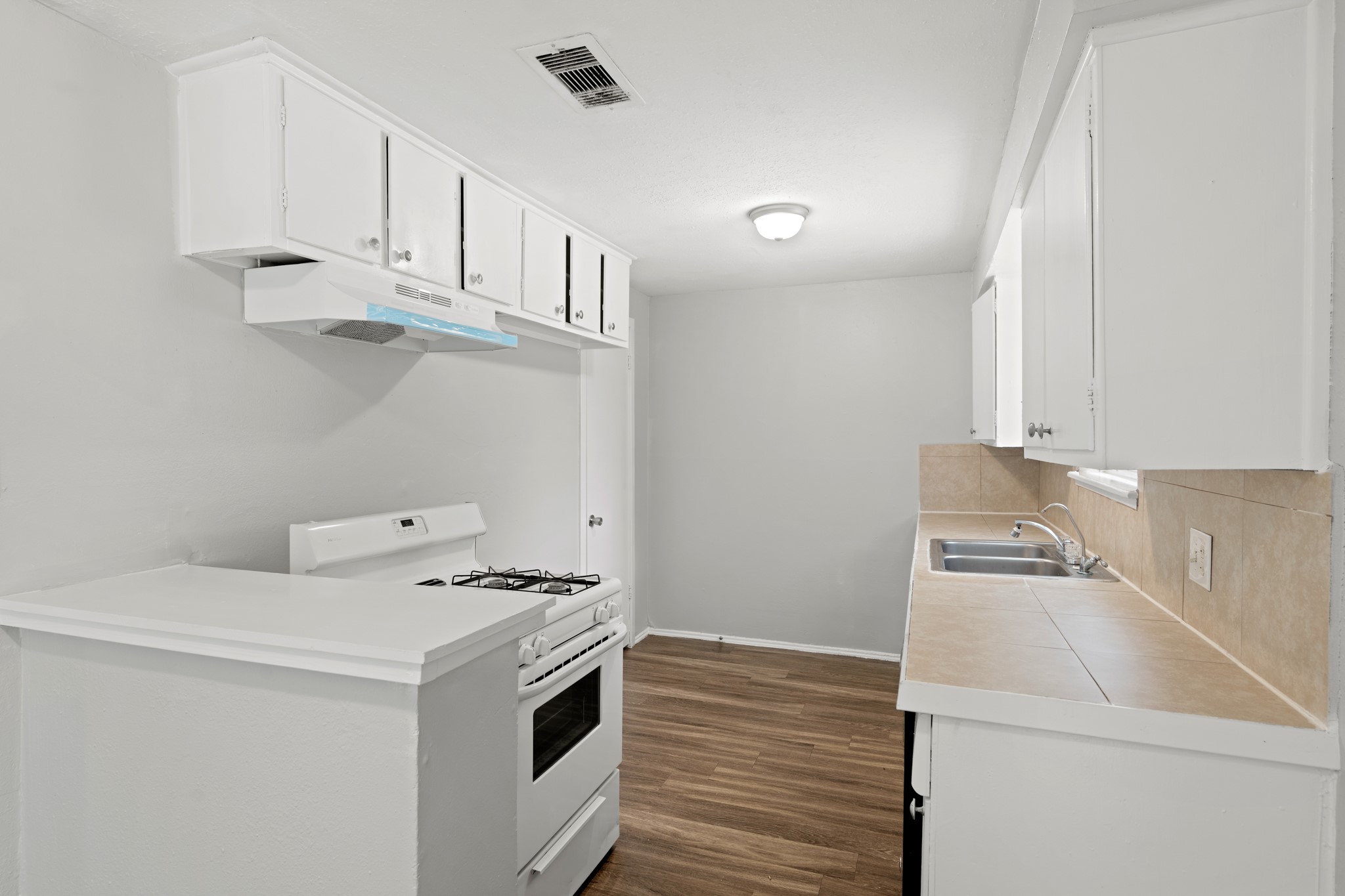 408 Grantham Road Baytown, TX 77521 - Photo 7 of 14