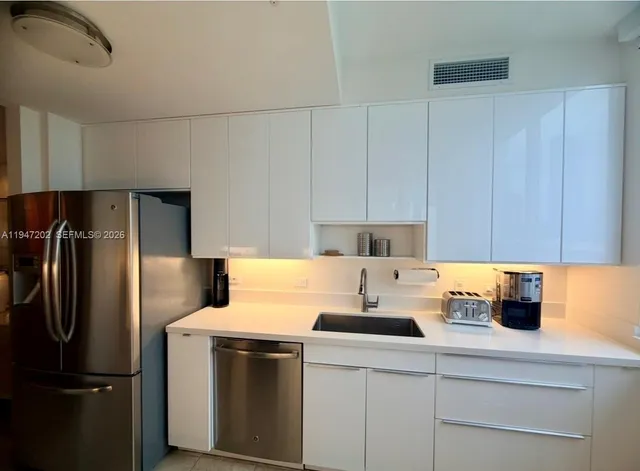 $5,400 | 801 Brickell Key Boulevard, Unit 2401, Miami, FL 33131