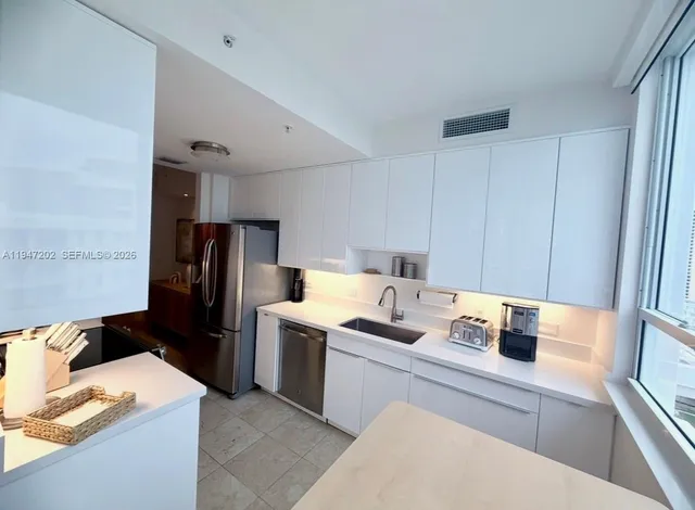 $5,400 | 801 Brickell Key Boulevard, Unit 2401, Miami, FL 33131