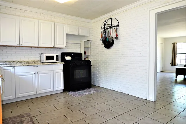 $164,900 | 1017 East Huntington Street, Beeville, TX 78102