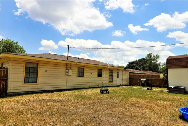 $164,900 | 1017 East Huntington Street, Beeville, TX 78102
