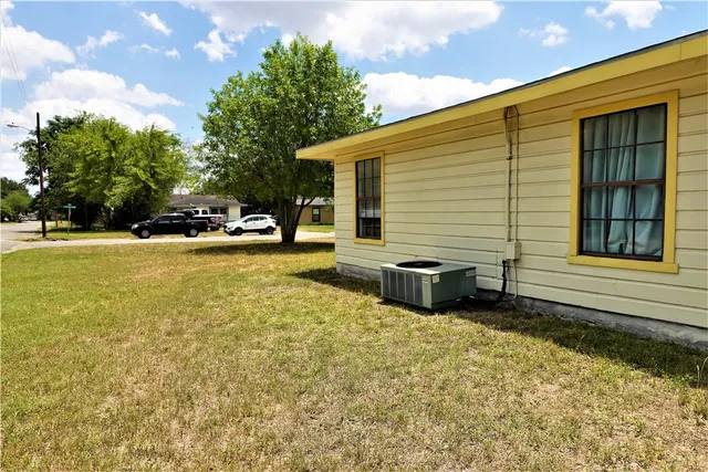 $164,900 | 1017 East Huntington Street, Beeville, TX 78102
