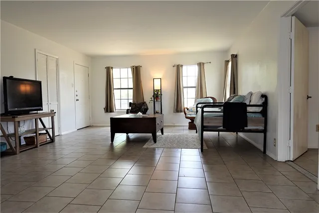 $164,900 | 1017 East Huntington Street, Beeville, TX 78102