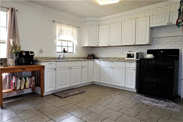 $164,900 | 1017 East Huntington Street, Beeville, TX 78102