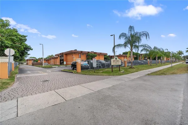 $1,900 | 9441 Southwest 76th Street, Unit V32, Miami, FL 33173