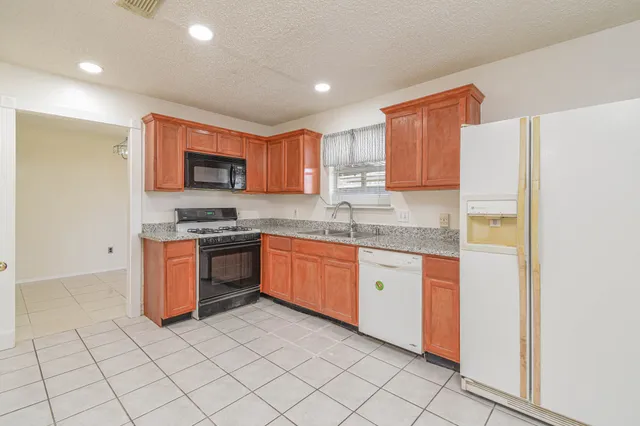 $1,750 | 10927 Spanish Grant Drive, Sugar Land, TX 77498