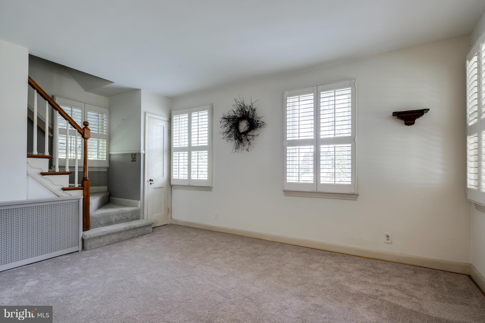 706 Dorchester Road Baltimore, MD 21229 - Photo 21 of 25 Living Room