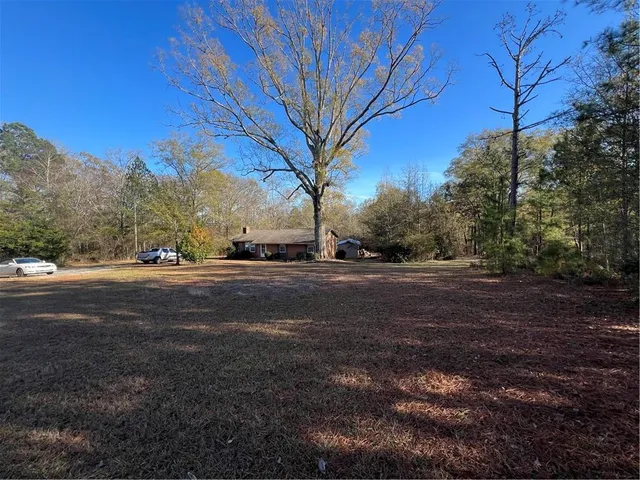 a view of a yard with a house