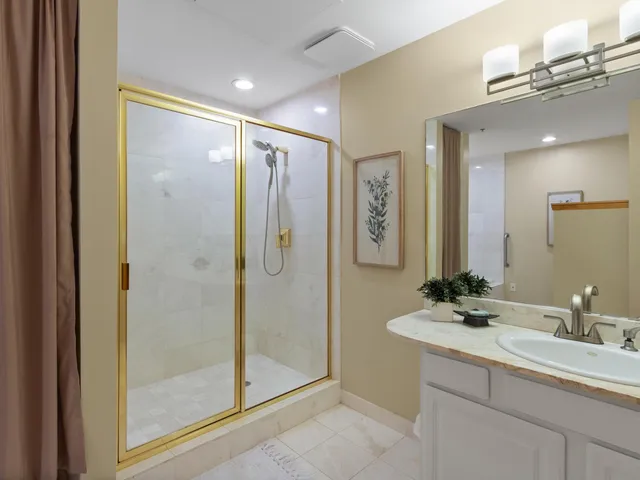 $800,000 | 730 North Plankinton Avenue, Unit 8C, Milwaukee, WI 53203