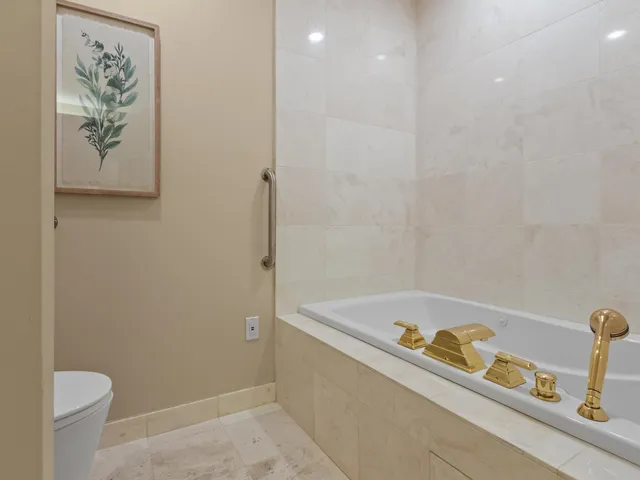 $800,000 | 730 North Plankinton Avenue, Unit 8C, Milwaukee, WI 53203