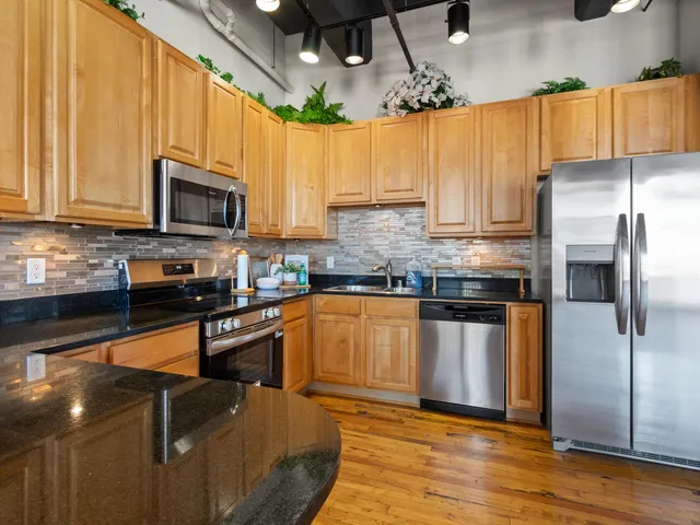 $800,000 | 730 North Plankinton Avenue, Unit 8C, Milwaukee, WI 53203