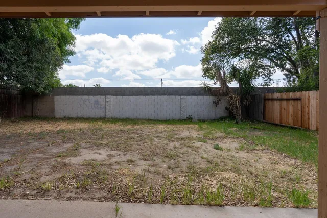 a view of a backyard