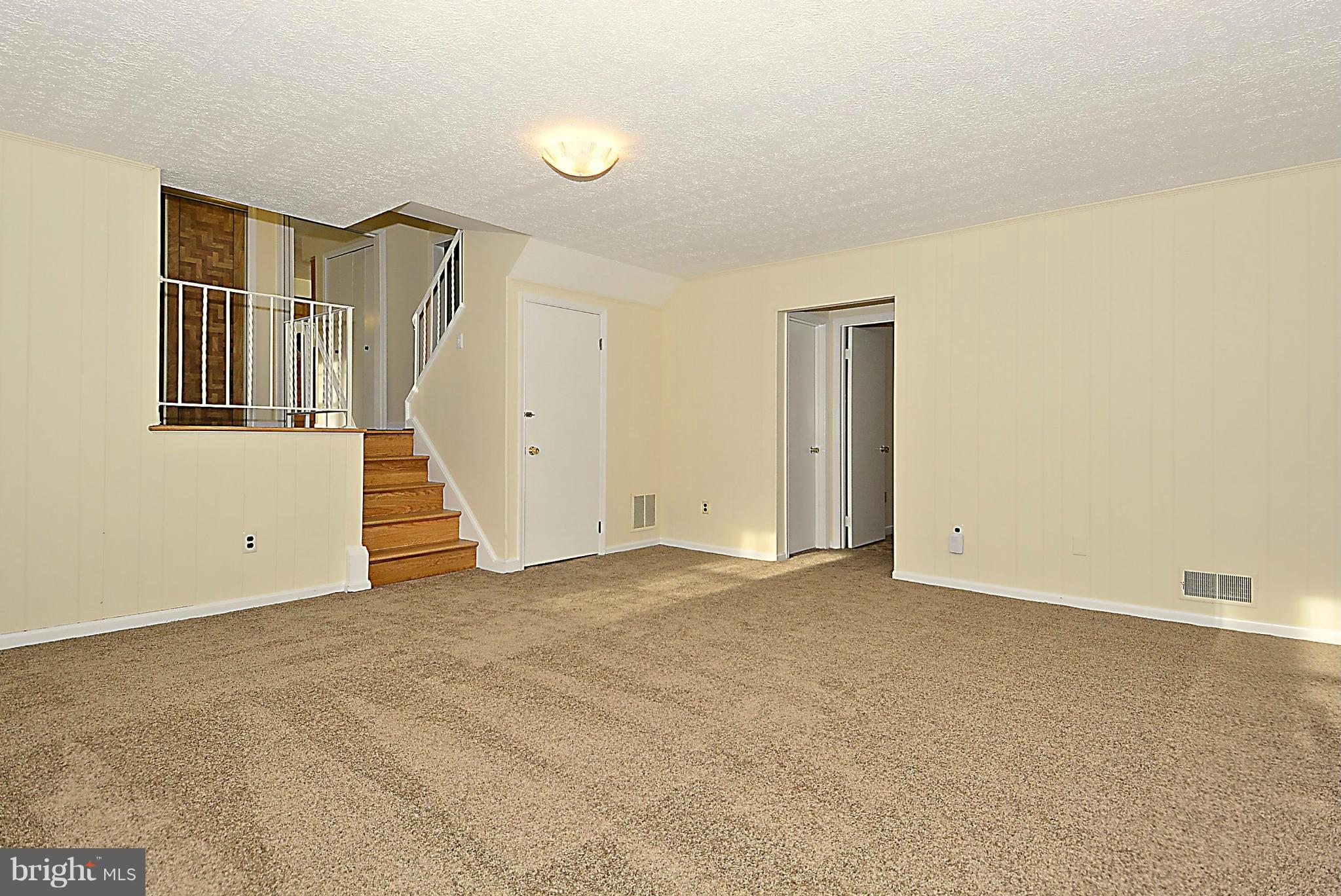1405 Earnshaw Court Reston, VA 20190 - Photo 13 of 30 Family Room