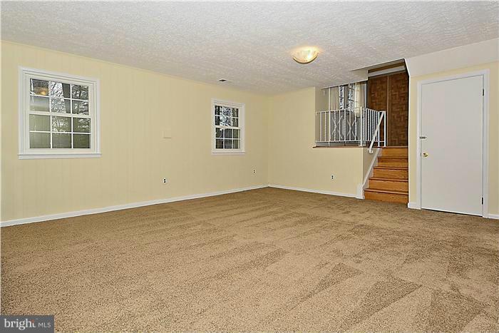 1405 Earnshaw Court Reston, VA 20190 - Photo 14 of 30 Family Room