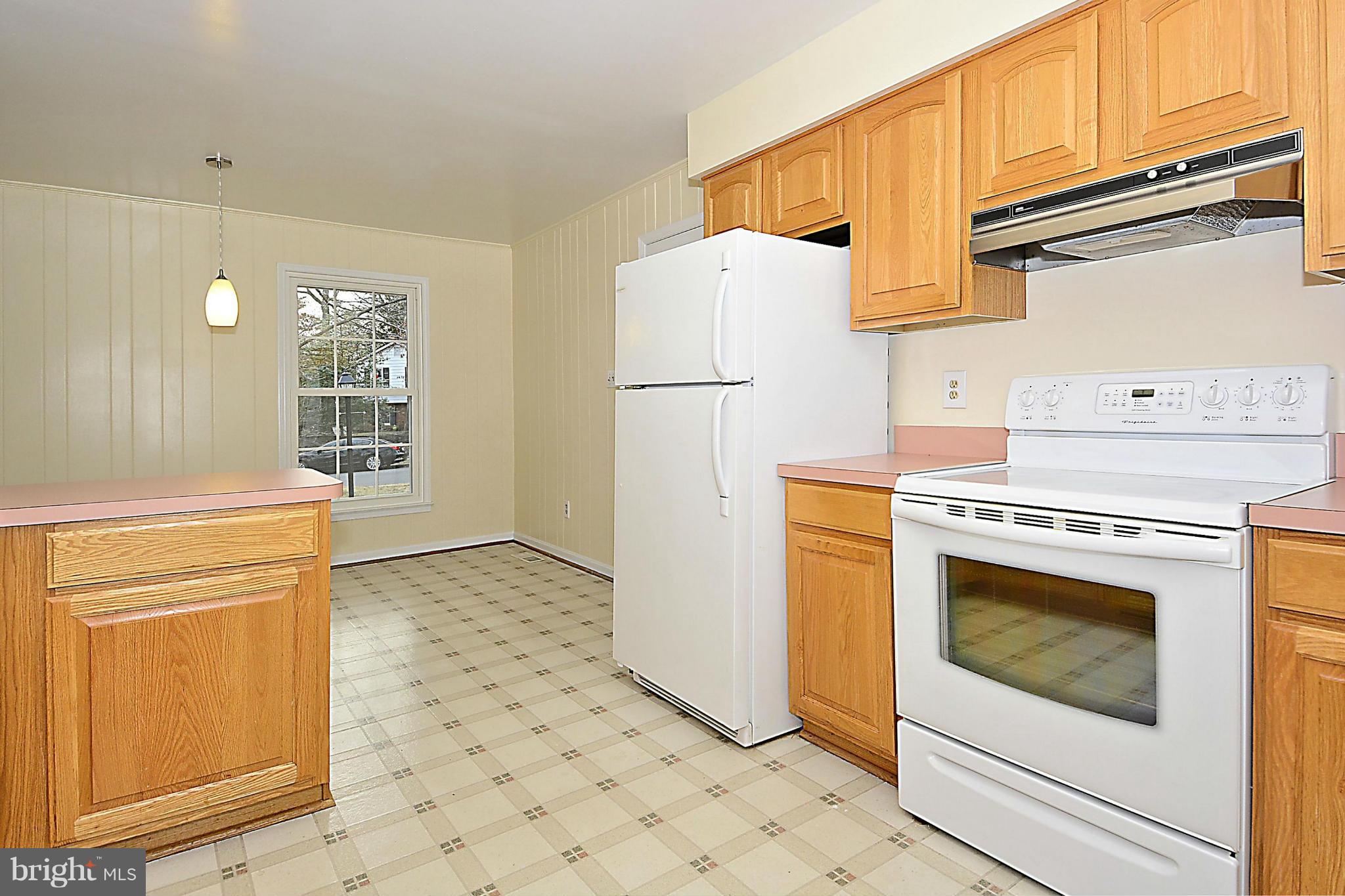 1405 Earnshaw Court Reston, VA 20190 - Photo 9 of 30 Kitchen