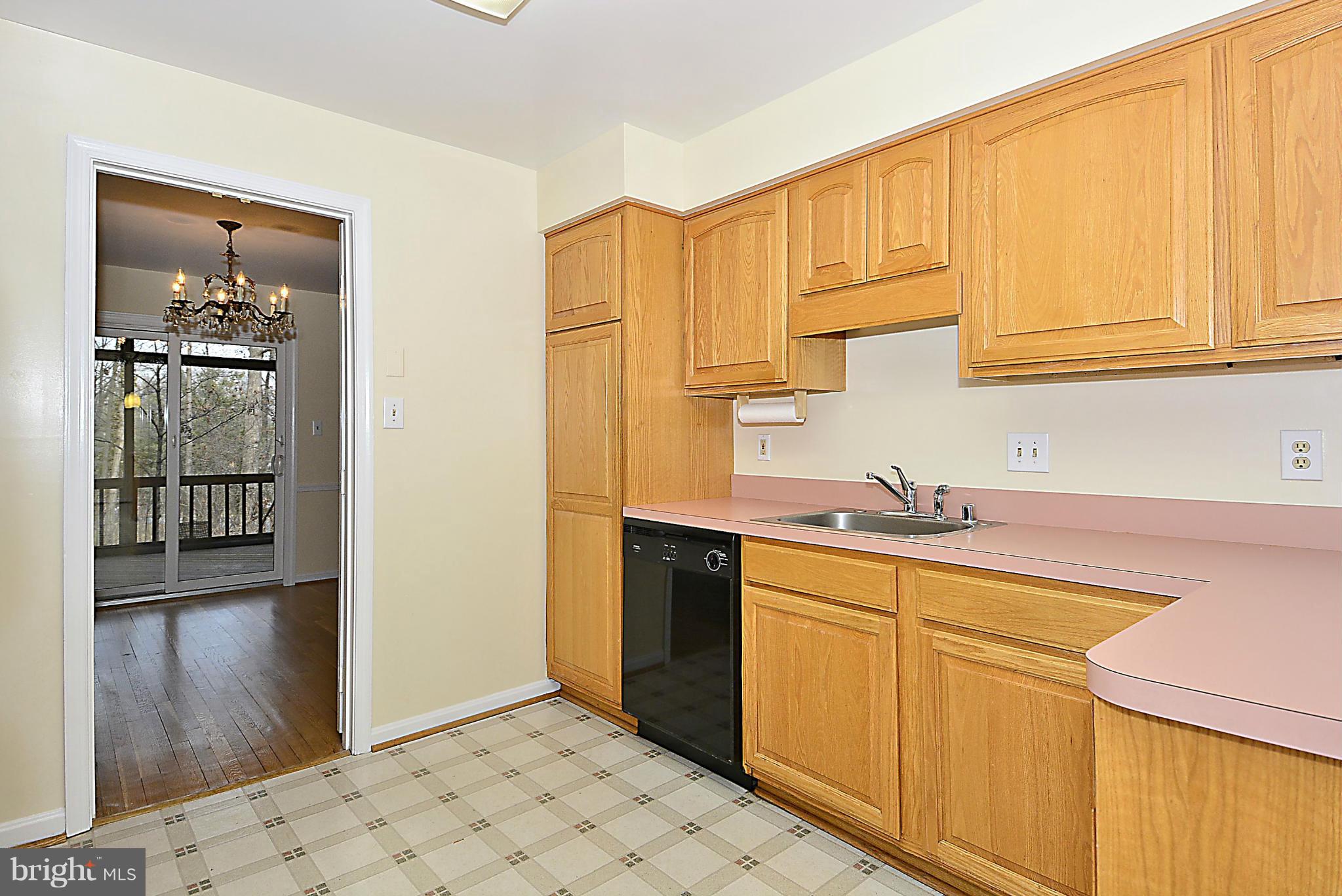 1405 Earnshaw Court Reston, VA 20190 - Photo 10 of 30 Kitchen