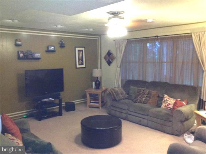 8717 Autumn Road Philadelphia, PA 19115 - Photo 8 of 25 Great Room
