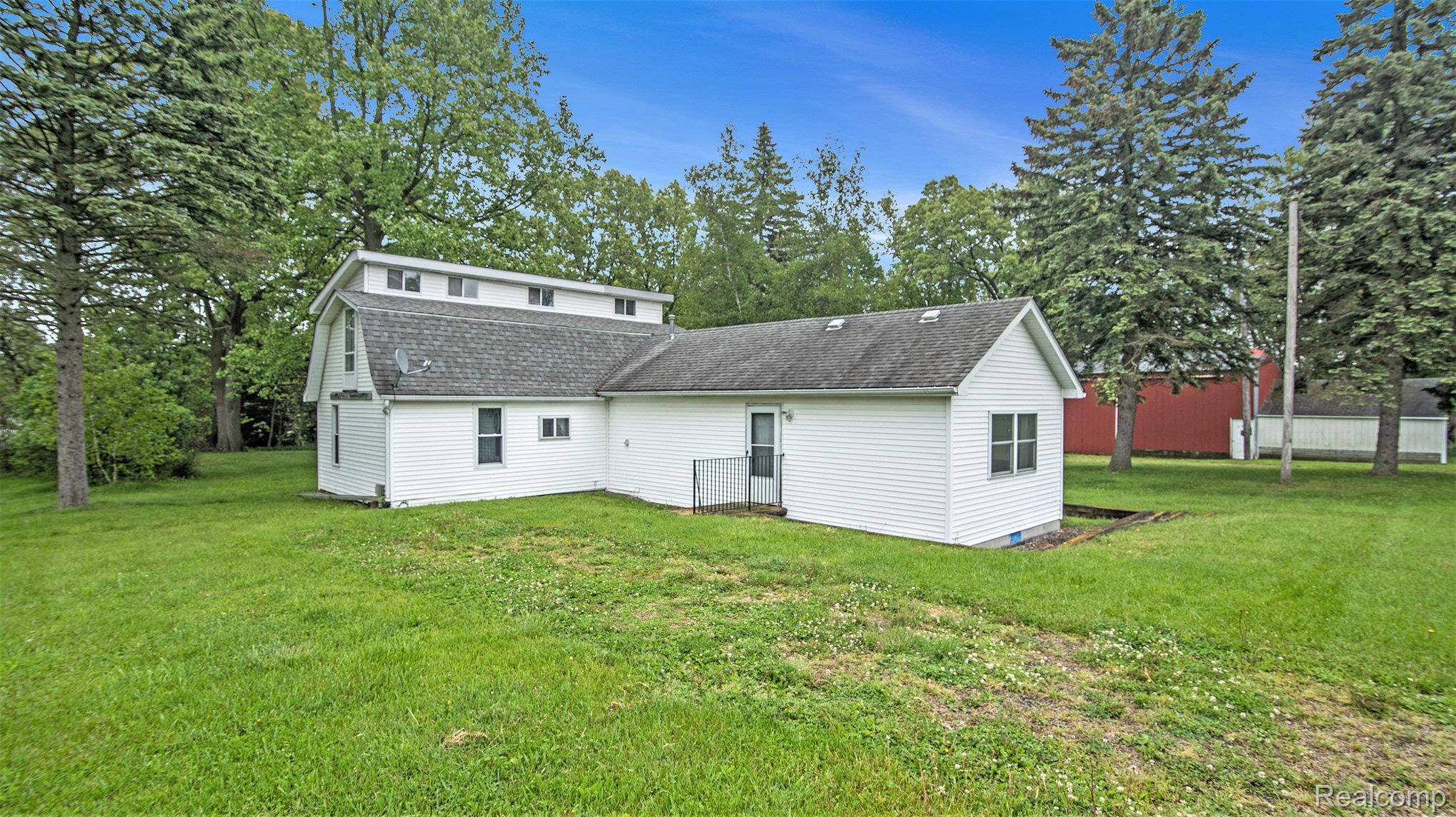 9475 Denton Hill Road Fenton, MI 48430 - Photo 5 of 34 004_file_564.jpg