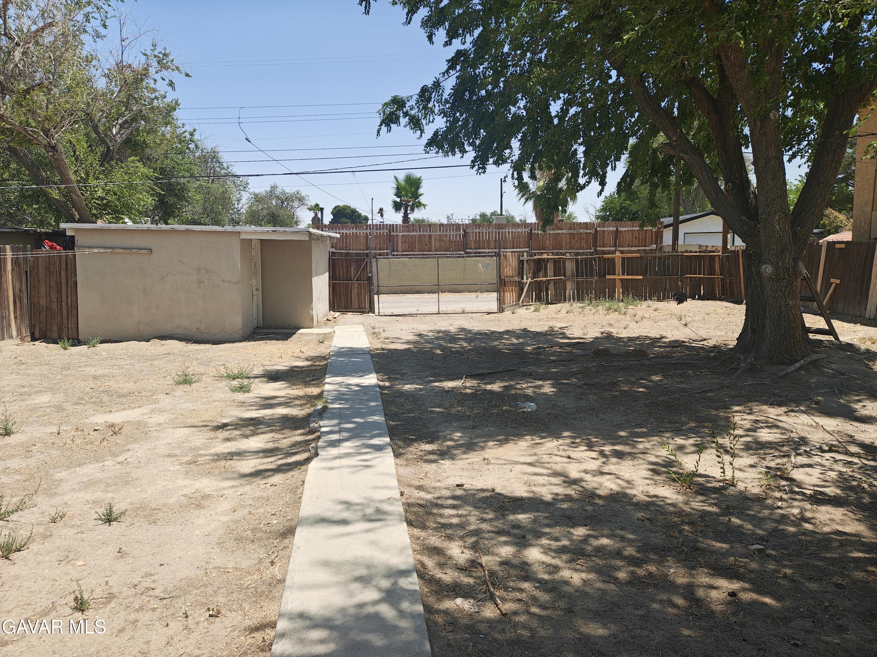 45446 10th Street West Lancaster, CA 93534 - Photo 14 of 17 a backyard of a house