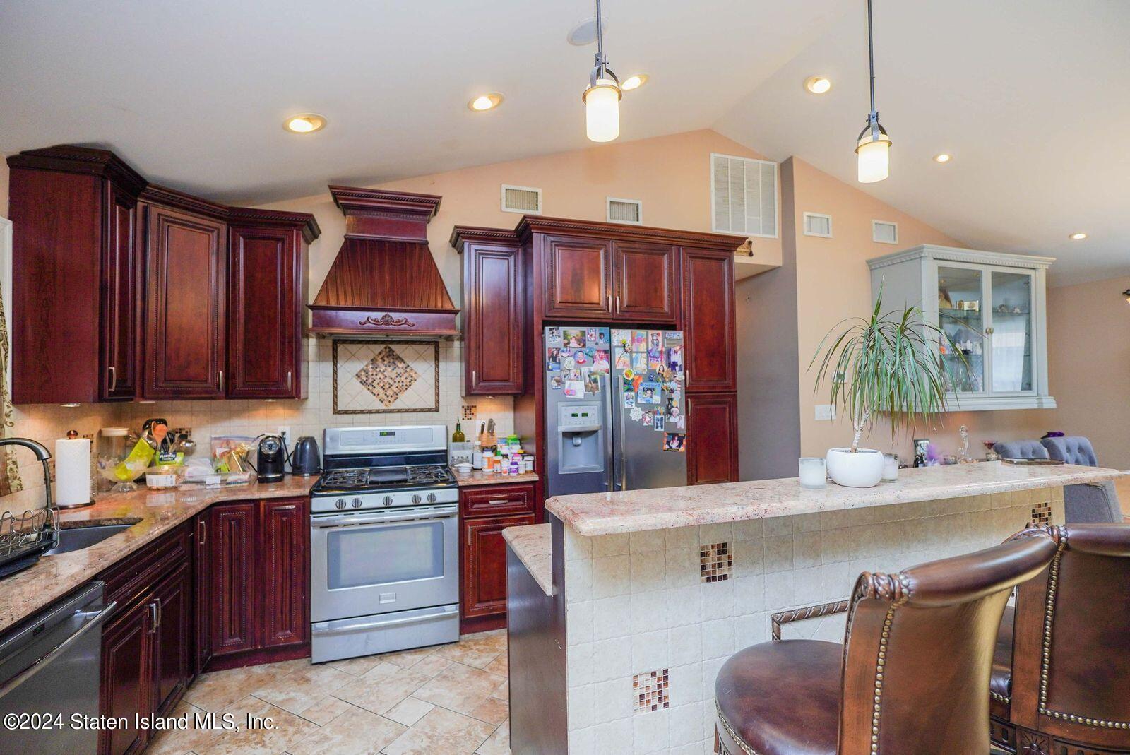 19 Peter Avenue Staten Island, NY 10306 - Photo 3 of 10 kitchen 2