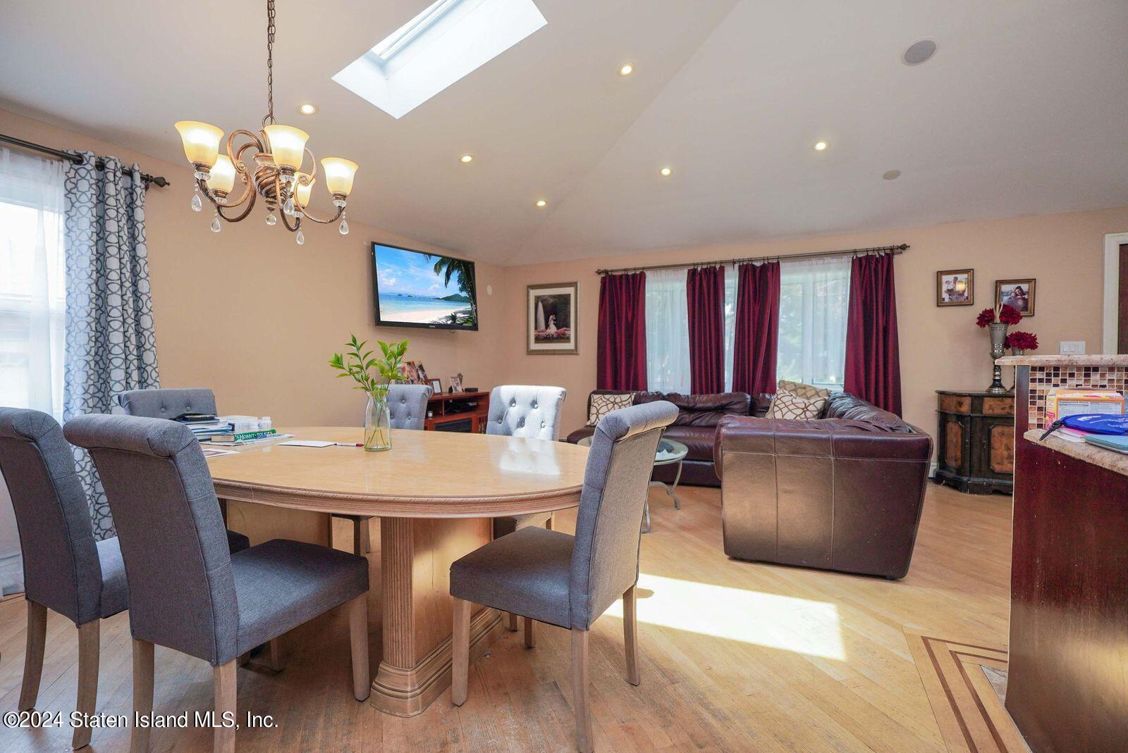 19 Peter Avenue Staten Island, NY 10306 - Photo 4 of 10 living- dining room combo