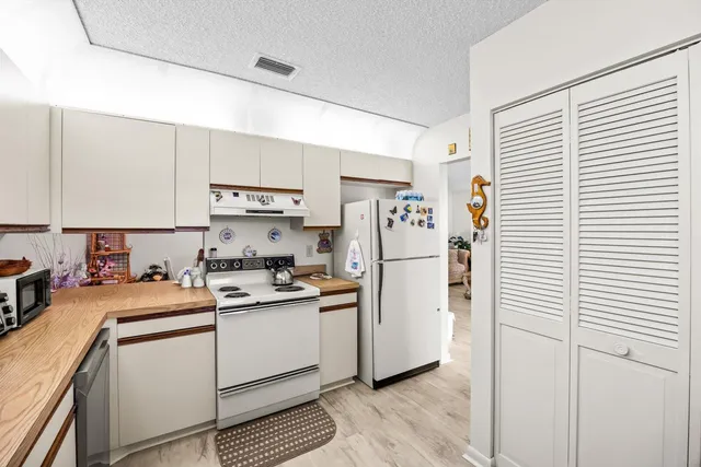 $189,000 | 1250 Southeast Parkview Place, Unit C6, Stuart, FL 34994