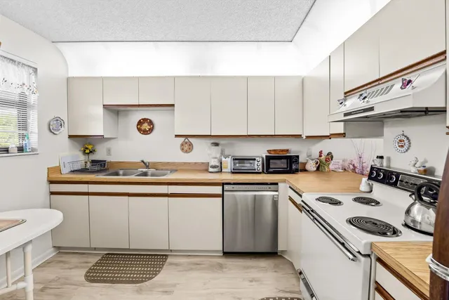 $189,000 | 1250 Southeast Parkview Place, Unit C6, Stuart, FL 34994