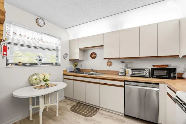 $189,000 | 1250 Southeast Parkview Place, Unit C6, Stuart, FL 34994