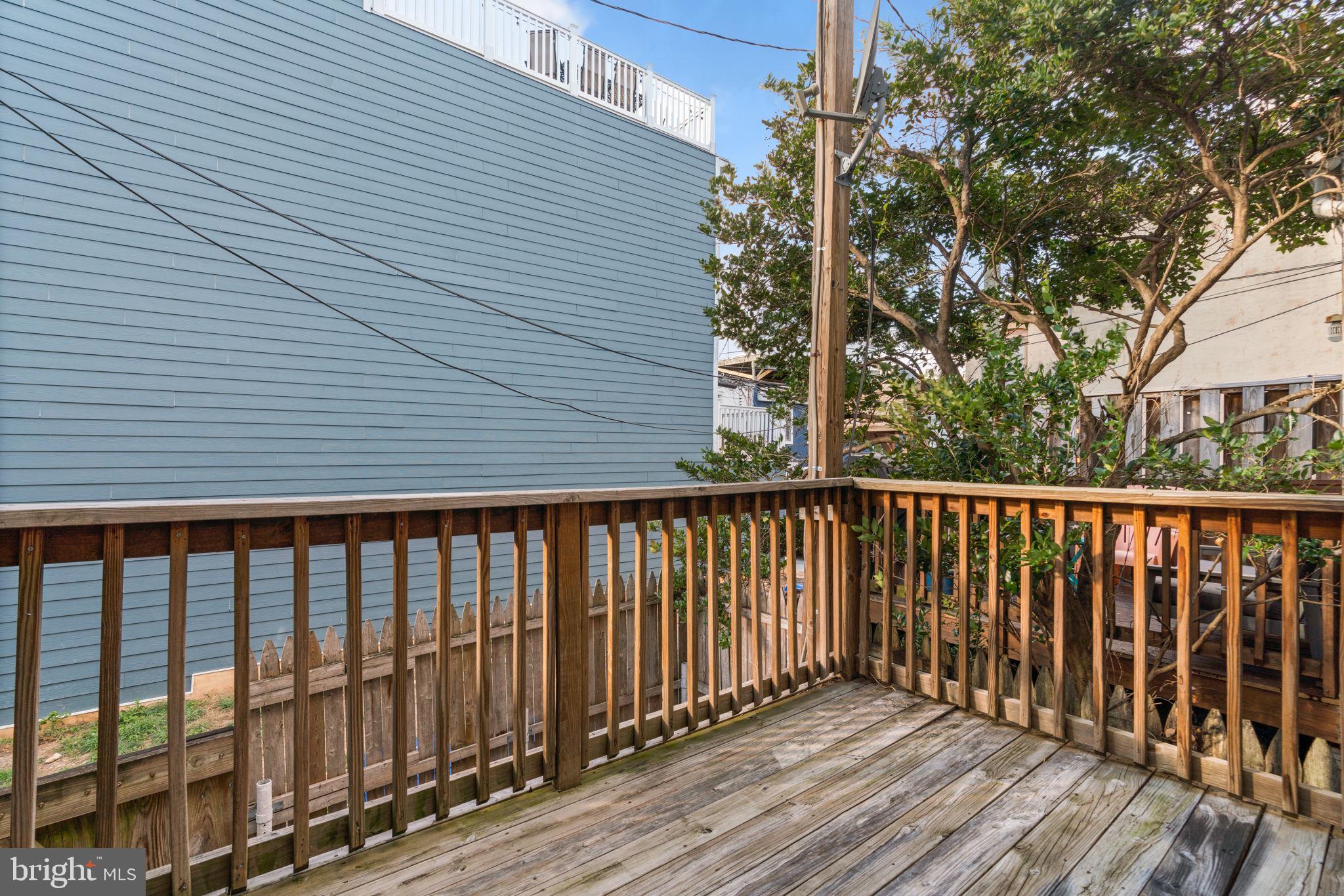 1456 Battery Avenue Baltimore, MD 21230 - Photo 28 of 31 a view of wooden balcony
