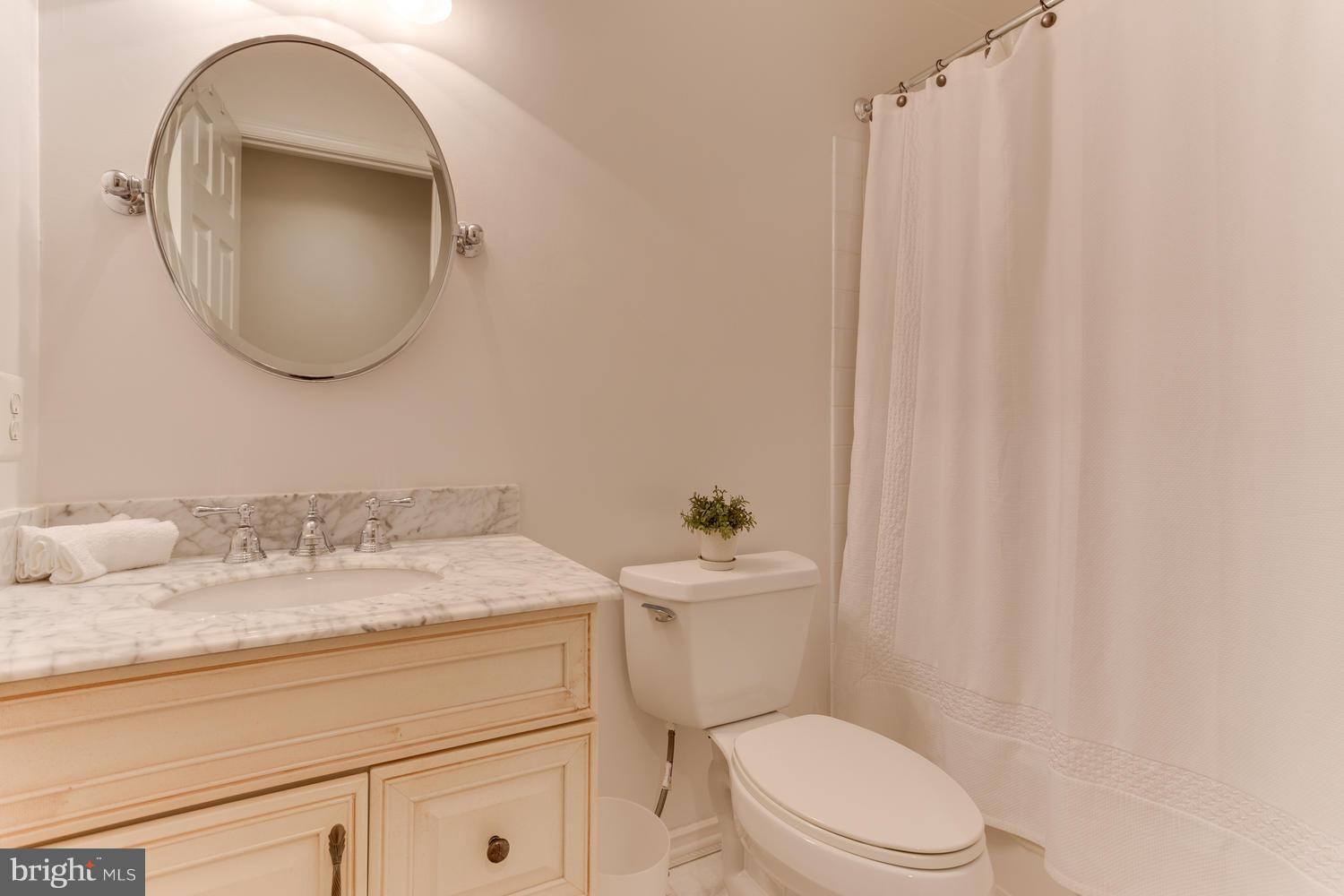 2486 Leyland Ridge Road Herndon, VA 20171 - Photo 20 of 28 Upper Hall Bath