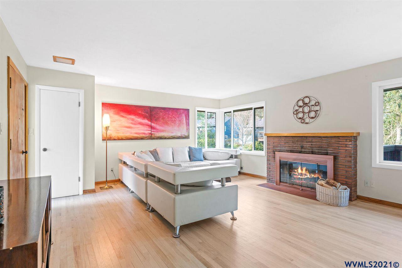 5533 Southwest Vermont Street Portland, OR 97219 - Photo 3 of 30