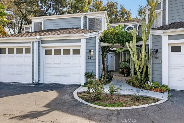 a view of a house with backyard