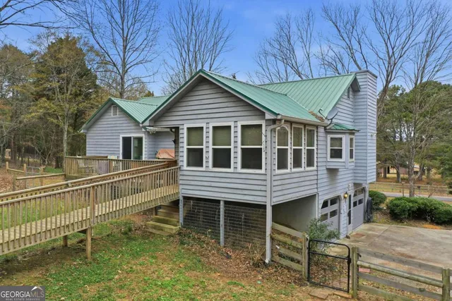 a picture of a book shelf
