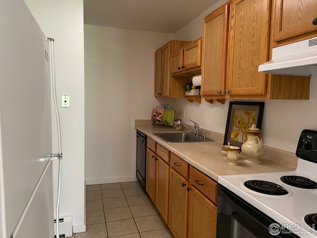 8060 Niwot Road, Unit 12E Niwot, CO 80503 - Photo 11 of 36 a kitchen with a sink stove and cabinets