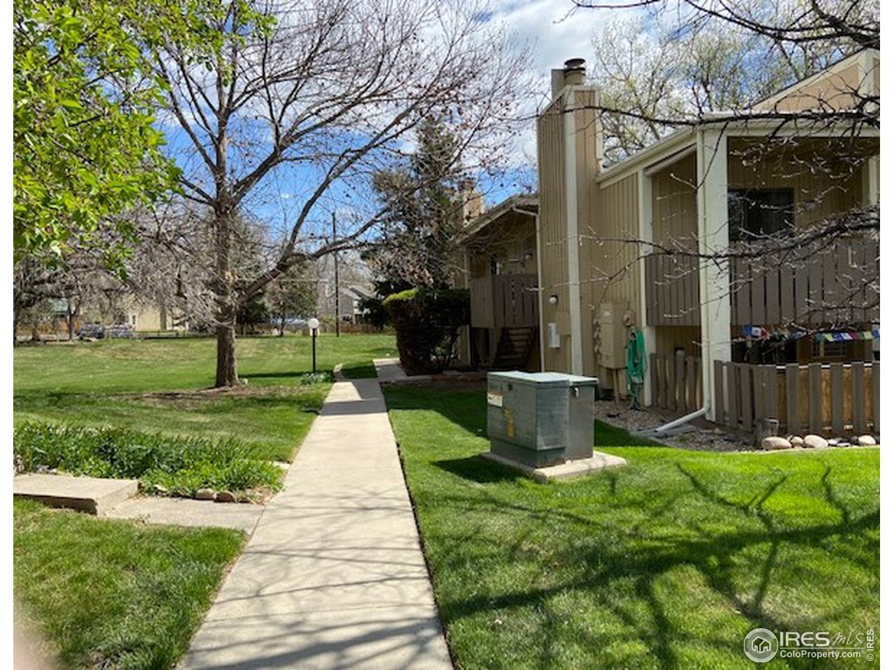8060 Niwot Road, Unit 12E Niwot, CO 80503 - Photo 22 of 36 a backyard of a house with lots of green space
