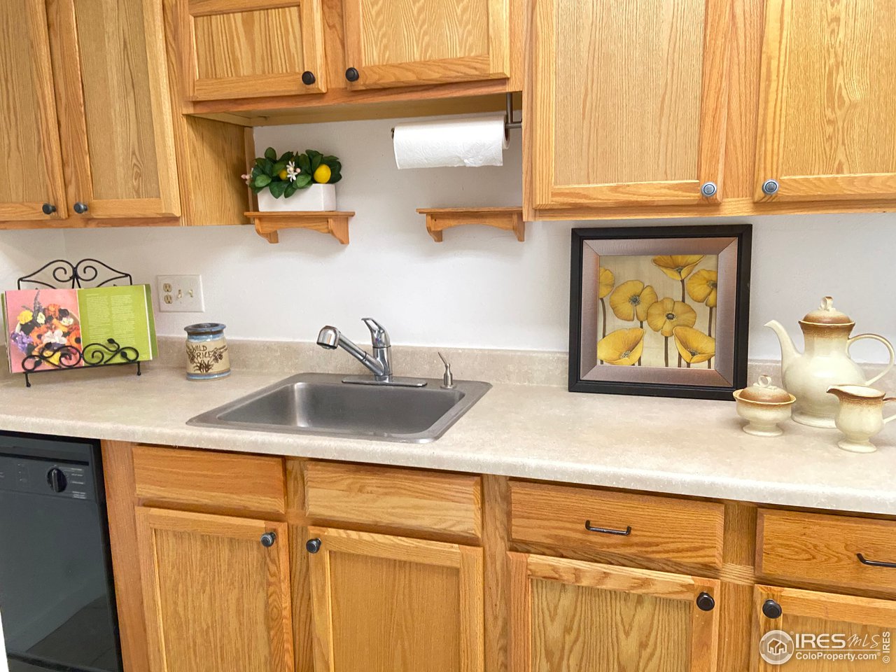 8060 Niwot Road, Unit 12E Niwot, CO 80503 - Photo 10 of 36 a sink with a window