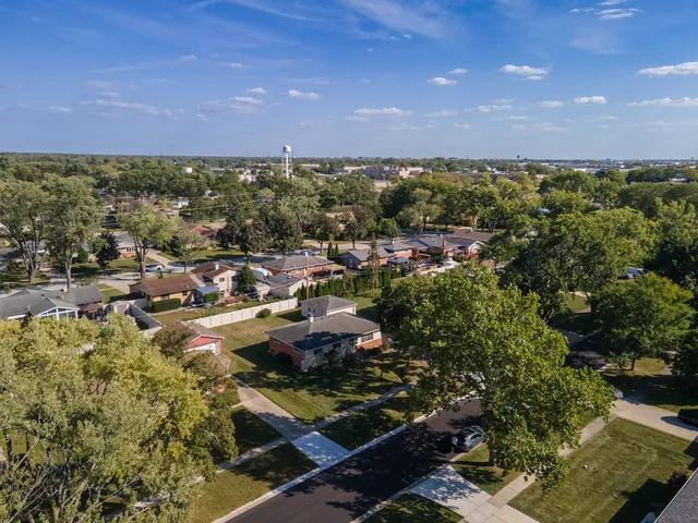 $420,000 | 913 Ingram Place, Des Plaines, IL 60016