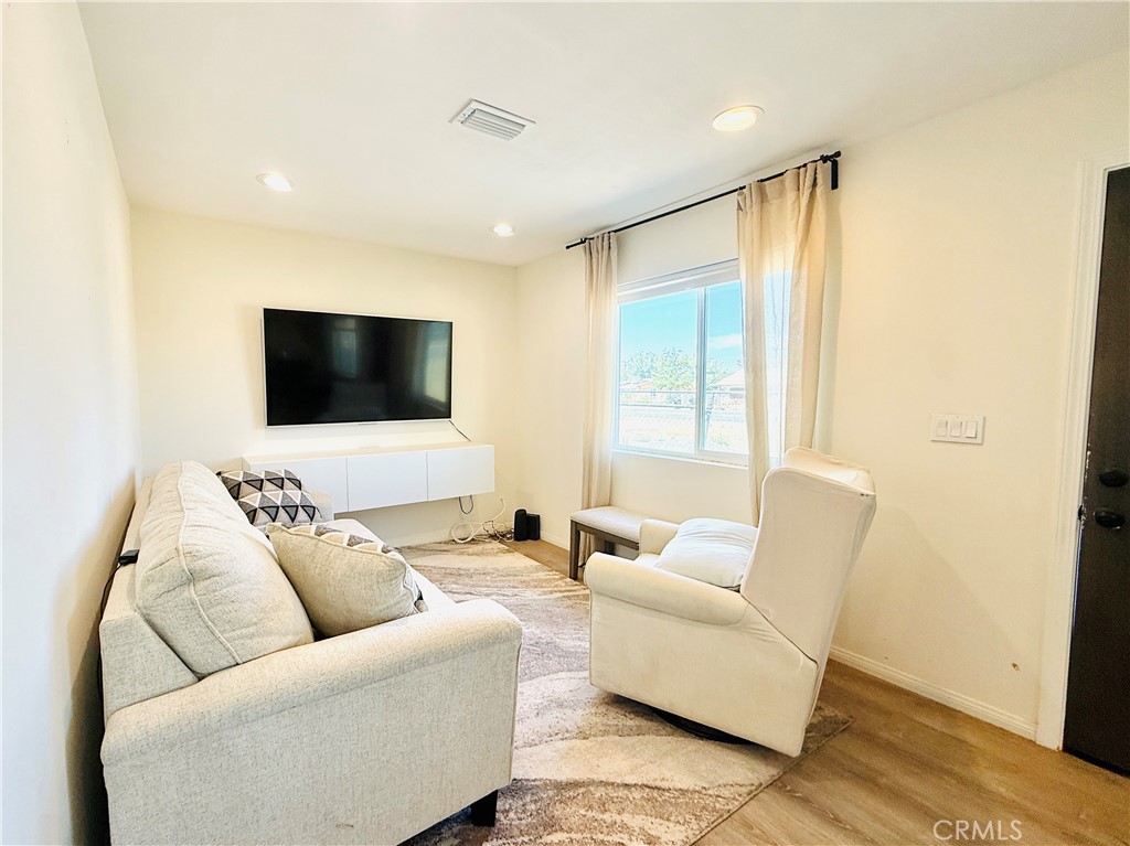 14080 Mohawk Road Apple Valley, CA 92307 - Photo 3 of 26 Family room