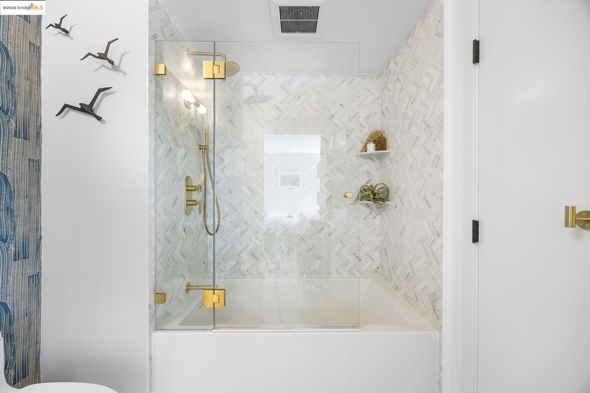 1007 41st Street, Unit 334 Oakland, CA 94608 - Photo 31 of 59 a bathroom with a bathtub and shower