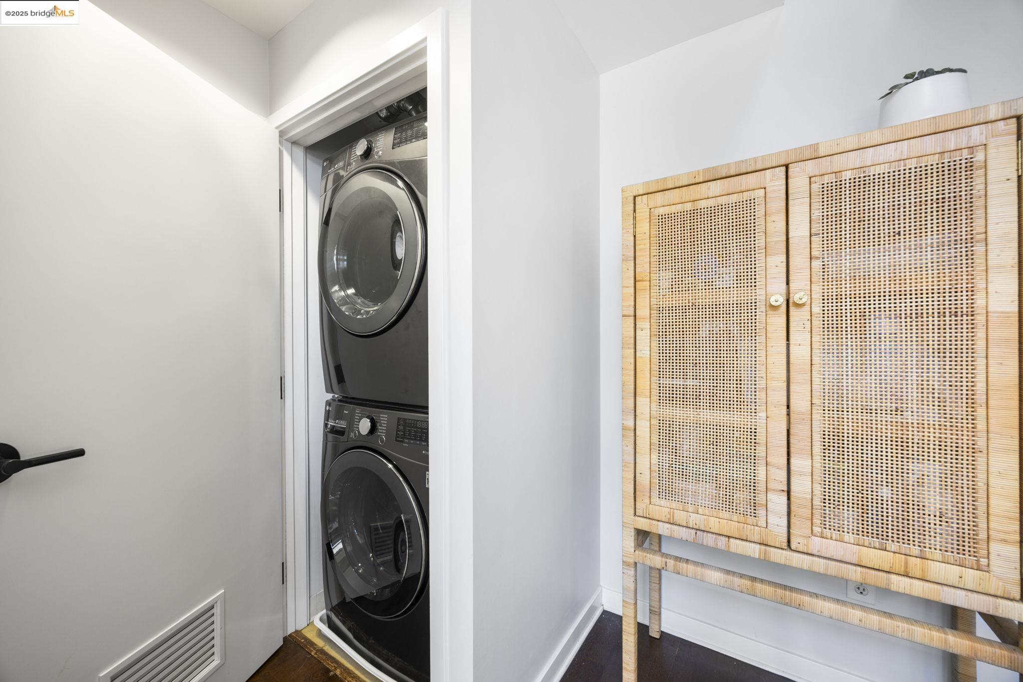 1007 41st Street, Unit 334 Oakland, CA 94608 - Photo 36 of 59 a utility room with dryer and washer