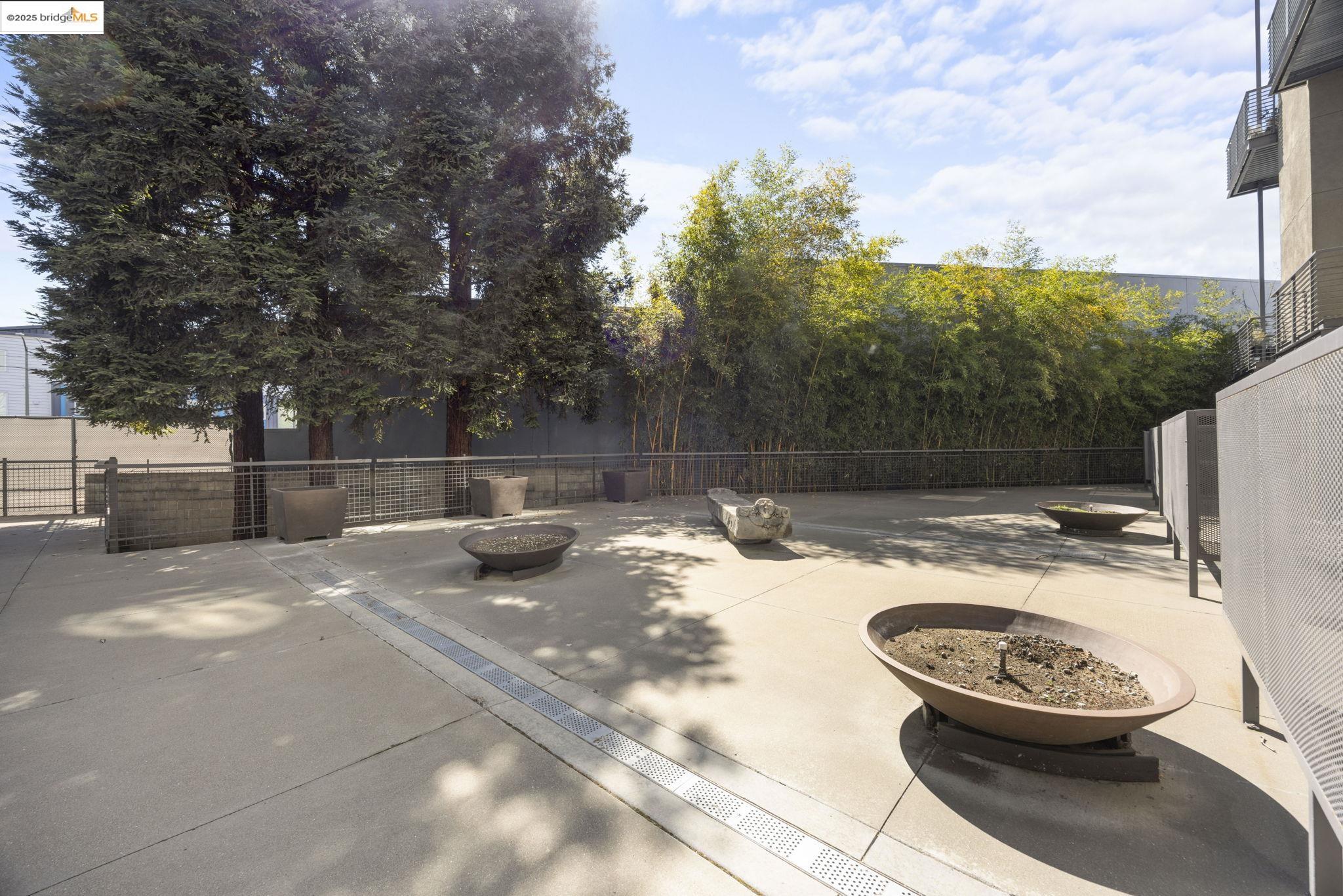 1007 41st Street, Unit 334 Oakland, CA 94608 - Photo 49 of 59 a view of a small yard