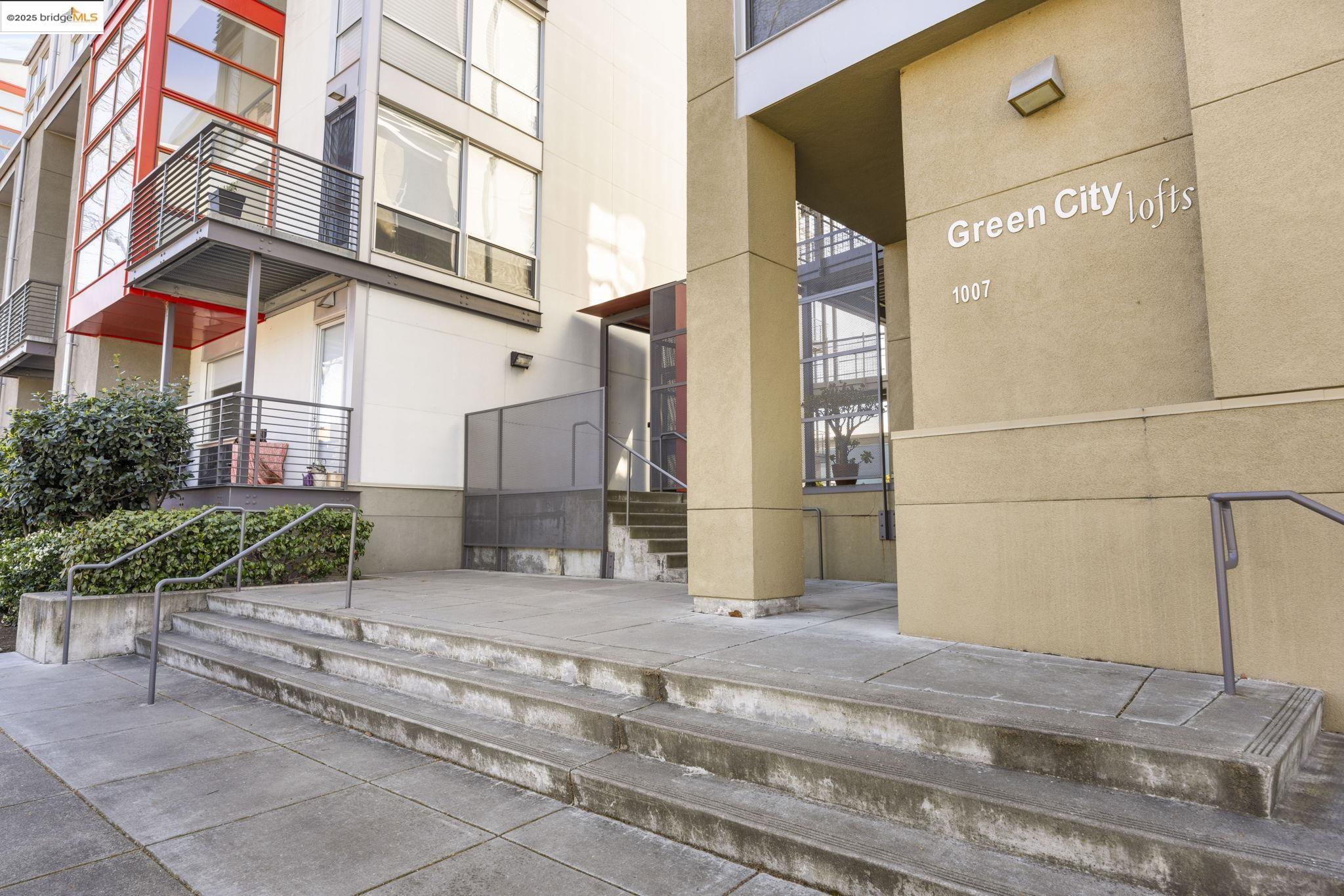 1007 41st Street, Unit 334 Oakland, CA 94608 - Photo 57 of 59 a view of a building along the street