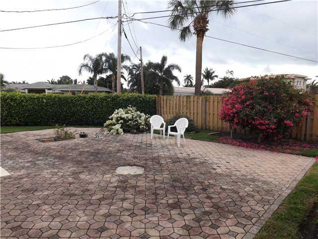 2000 Northeast 30th Street Lighthouse Point, FL 33064 - Photo 21 of 25 Yard/Garden