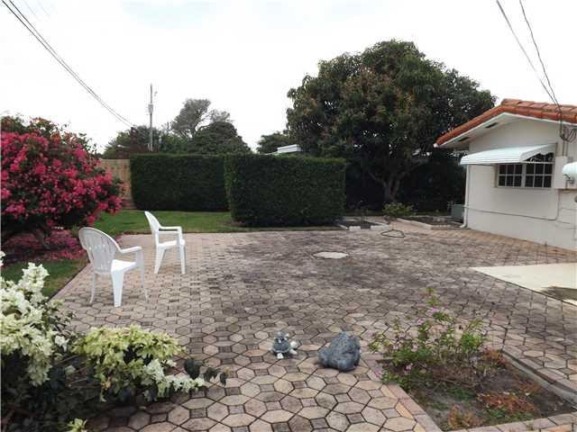 2000 Northeast 30th Street Lighthouse Point, FL 33064 - Photo 23 of 25 Yard/Garden