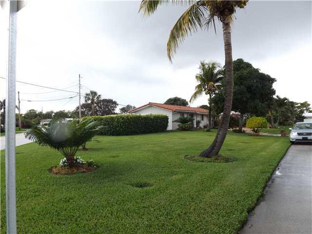 2000 Northeast 30th Street Lighthouse Point, FL 33064 - Photo 24 of 25 Yard/Garden