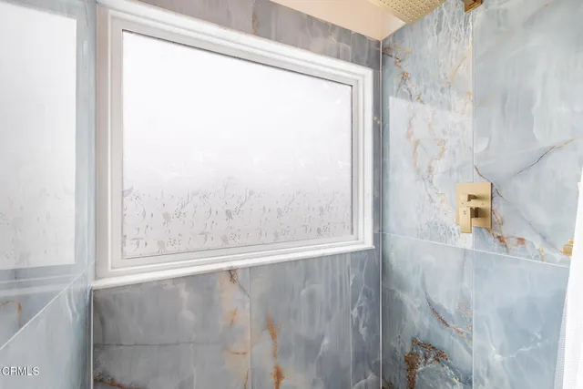 a view of a window in an empty room