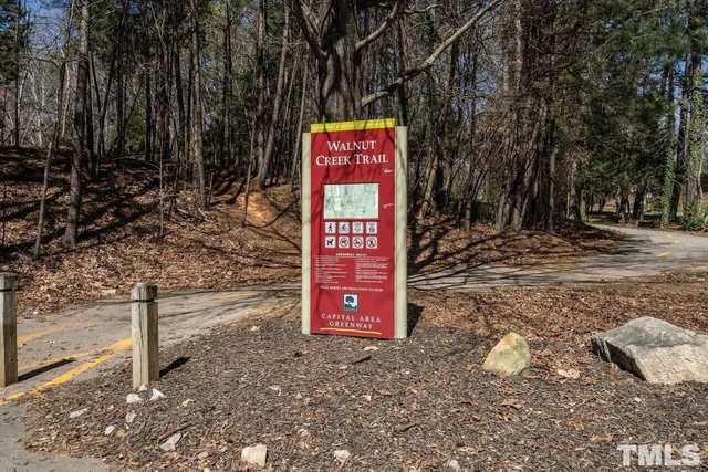 a sign that is sitting on a brick wall